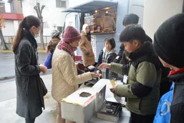 “本物の仕事”に挑戦　札幌栄町小 ６年生キャリア教育　接客や集客へ販売方法工夫_画像＜1＞