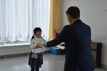 資生館小で賞状を受け取る児童