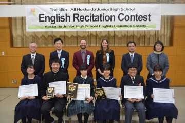 大会後、関係者が入賞者を囲んで記念撮影を行った