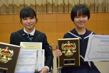 上位入賞を果たした岩﨑さん（左）と干場さん