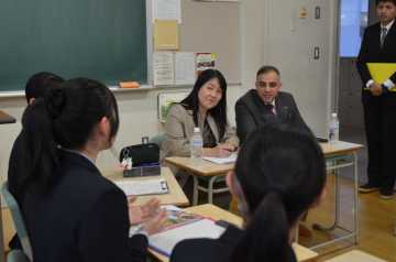 トルコ大使館の関係者らと積極的に交流する生徒たち