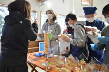 シフト制の役割に応じて接客をする児童たち