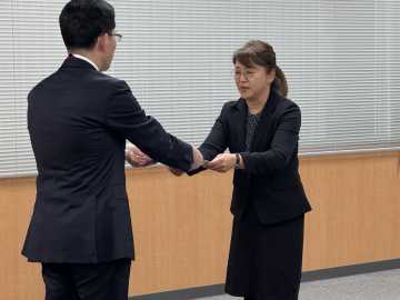 市教委に承認した答申案を提出する紺野委員長