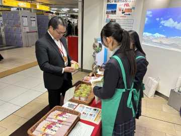 中島教育長に販売商品を説明した