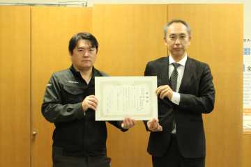 右から小笠原校長、菊地現場代理人