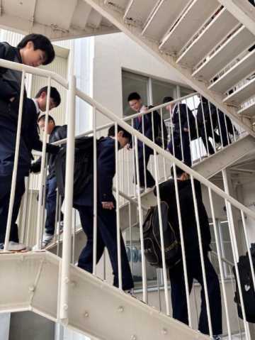 自らルートを判断し、外階段を使って避難訓練をする生徒たち