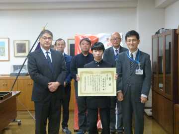 表彰状を受け取る北嶋さん（前列中央）