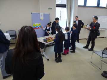 音の重なりの組み合わせを試す児童たち