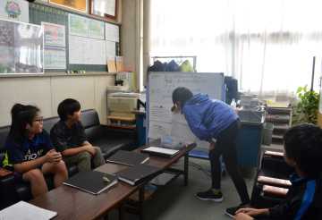 スマホの利用ルールについて話し合う児童たち