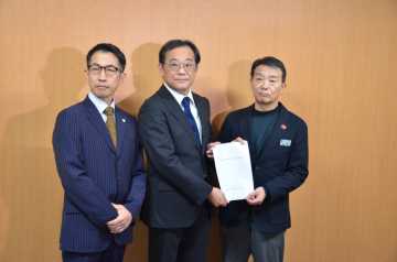 山根札幌市教委教育長に意見書手交 給食センター導入を 学校給食の在り方検討会議_画像＜1＞