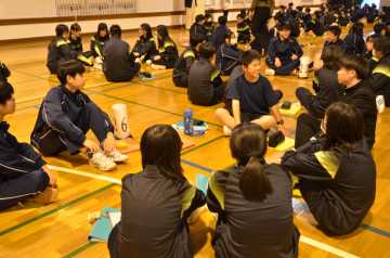 異学年混合グループで「伝統」議論 多様な価値観に触れる 札幌美香保中　全校道徳_画像＜1＞