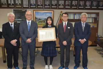 表彰状を手にする伊藤さん（中央）