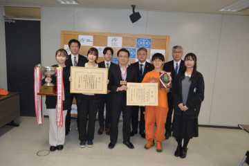 （前列右から）米山さん、山口さん、中島教育長、山本さん、伊藤さん