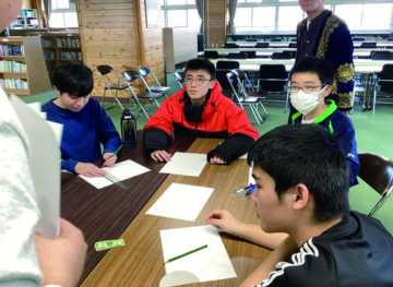 貿易ゲームに参加する生徒たち