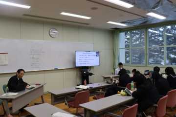 ６人の生徒に修了証が贈呈された