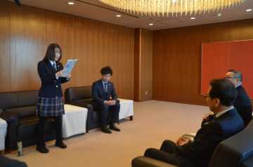 秋元市長にナレーションを披露する中村さん（左）