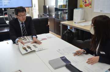 開校準備室に在籍していた小山校長から当時の心境を聞く己扇さん（右）