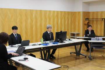 学校経営の実践普及へ事業を企画した三浦義務教育指導監（中央）