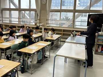 学級活動で冬休みの過ごし方を確認した