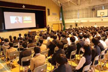 ezorock・草野氏が講演　ごみ捨てない仕組みを　札幌光陽中　環境学習_画像＜1＞