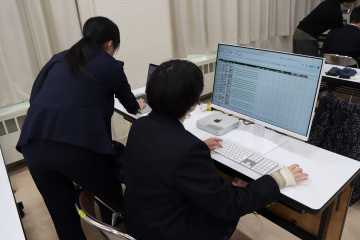 エクセルでの情報整理に取り組む小平高等養護の生徒