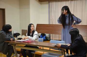 小道具を用意して本番を意識した練習に励む北白石演劇クラ部の生徒たち