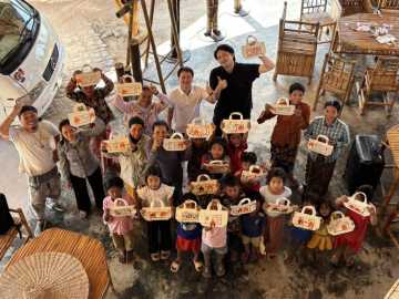 作ったエコバッグを手にする子どもたち