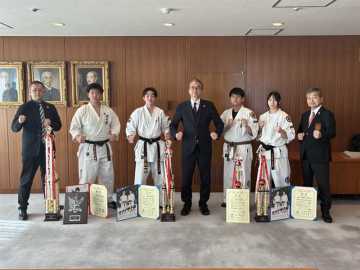 加藤副市長を囲む（左から）河合選手、清河選手、毛利選手、梅村選手