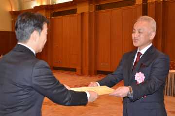 山根教育長から賞状を受け取る山鼻中の遠山校長（右）