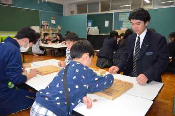 将棋を楽しむ児童ら