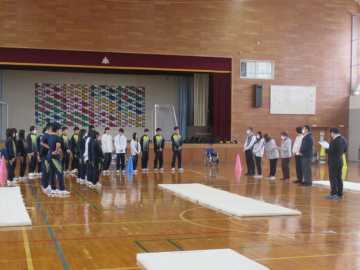 札幌真栄中　福祉体験 相手を思う心遣いを 車いす乗車や介助など_画像＜1＞