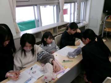 高校生は児童一人ひとりの質問に真摯に向き合った