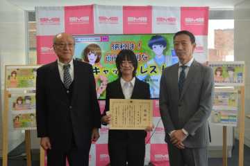 （左から）足立理事長、半澤さん、佐藤署長