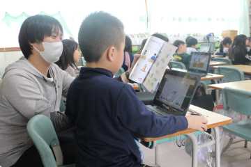子ども主体の学びの実現に向けて、授業に関わる東教諭（左）