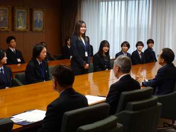 札幌市立高生ポートランド派遣団 姉妹都市と交流深めて 出発前に秋元市長表敬訪問_画像＜1＞