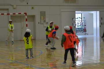 学年を超えてスポーツを楽しむ子どもたち