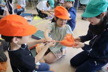 昭和１１年の開校からあるシンボル「しんじゅ」の木にちなんだ縦割り活動「子しんじゅ活動」。主体性や責任感を育む取組として児童の自治的活動との親和性も高い