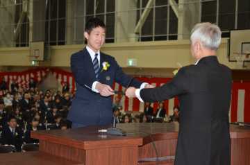 卒業証書を受け取る３年生