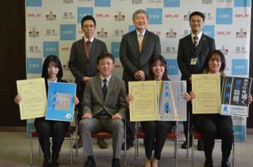 八幡さん（前列右から２人目）の作品をはじめ、利用者の目を引くデザインが集まった