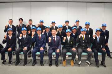 表敬訪問に訪れた選手ら